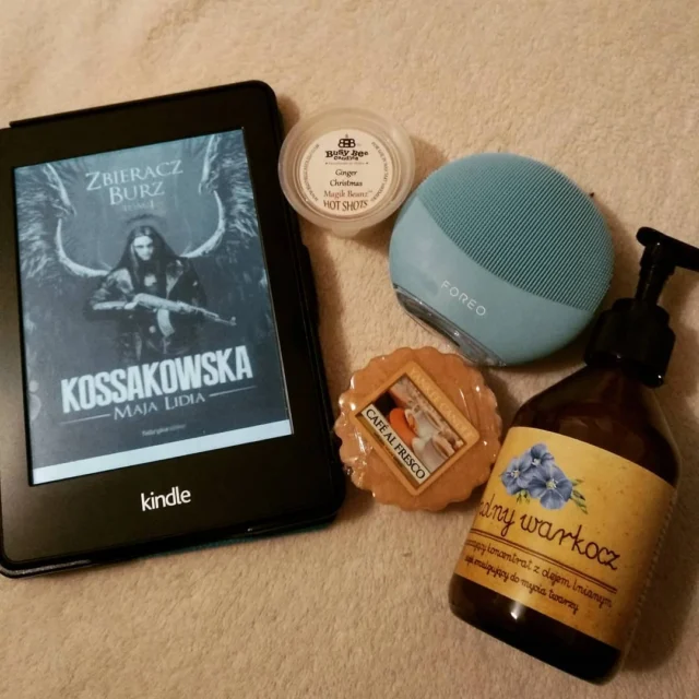 #currentlyloving #cy365 #photoadaynovember #photoadaychallenge #book #zastępyanielskie #waxmelts #yankeecandle #busybee #foreoluna #polnywarkocz